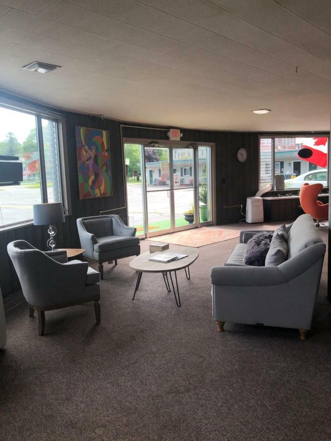 Lancaster Motor Inn エクステリア 写真
